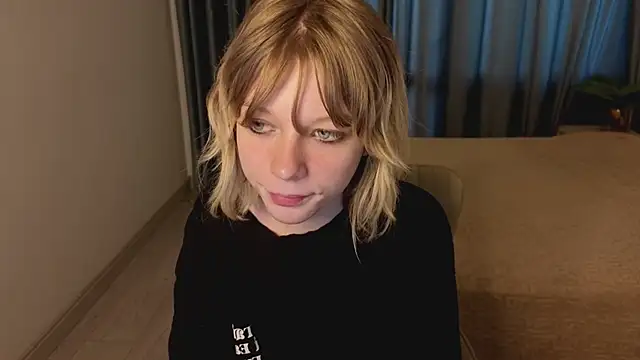 Snapshot of MollySally chatting on June 18, 2026, 4:22 am MollySally online show from June 18, 2026, 4:22 am