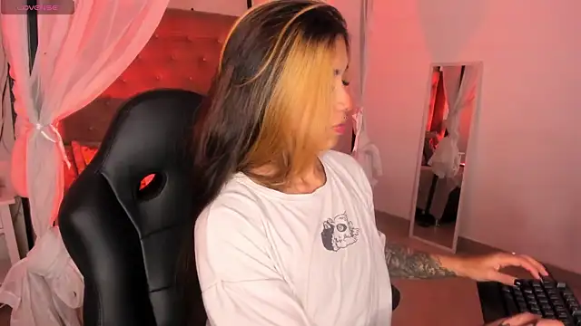 Raven Dooll online show from April 1, 2026, 9:01 pm