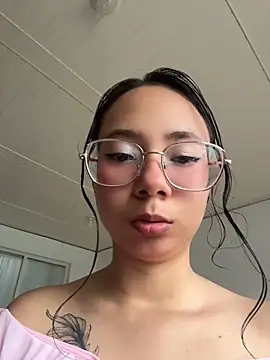 Snapshot of Aliciaa-petite chatting on May 19, 2026, 12:01 pm Aliciaa-petite online show from May 19, 2026, 12:01 pm