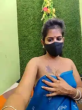 Snapshot of Tinaa_baby chatting on April 17, 2026, 6:33 pm Tinaa baby online show from April 17, 2026, 6:33 pm
