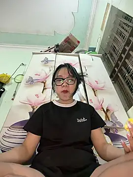 Leeeeiu online show from July 18, 2026, 3:09 pm