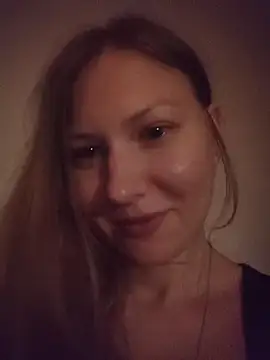 Snapshot of August_Shine chatting on June 3, 2026, 5:17 pm August Shine online show from June 3, 2026, 5:17 pm