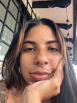 Snapshot of VioletaHills_ chatting on May 13, 2026, 12:23 pm VioletaHills online show from May 13, 2026, 12:23 pm