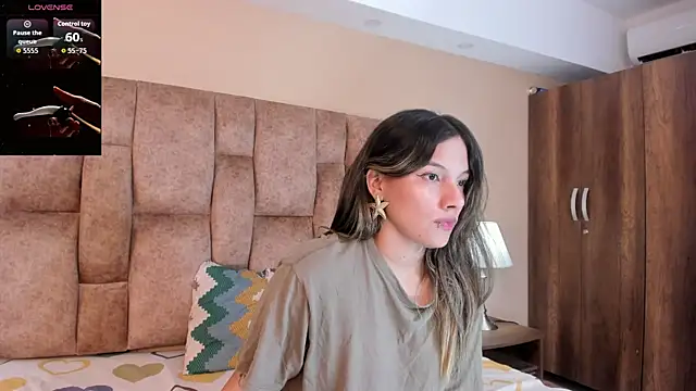 Snapshot of EmmaSanchez_ chatting on May 25, 2026, 8:29 pm EmmaSanchez online show from May 25, 2026, 8:29 pm