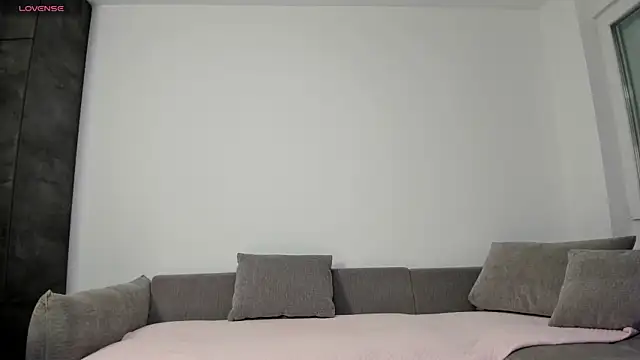 nikki-moon online show from April 13, 2026, 7:01 am