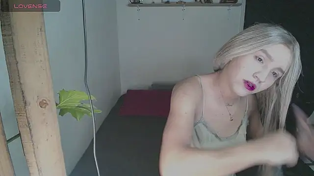 Snapshot of Kary_Blush chatting on May 17, 2026, 8:42 pm Kary Blush online show from May 17, 2026, 8:42 pm