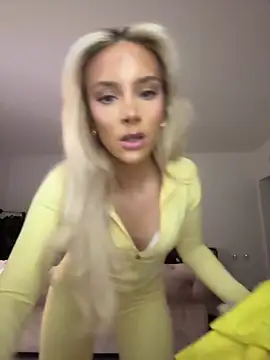 Snapshot of Naughtyblondex chatting on April 17, 2026, 8:33 pm Naughtyblondex online show from April 17, 2026, 8:33 pm