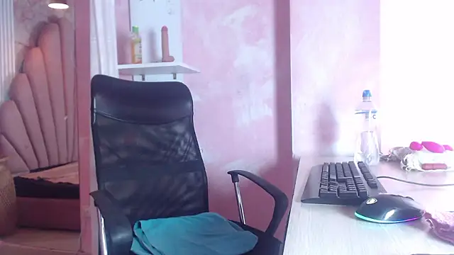 Siena Bouer online show from March 15, 2026, 3:46 am