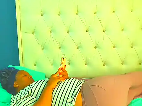 Snapshot of Cuddle_Zee chatting on March 4, 2026, 12:24 pm Cuddle Zee online show from March 4, 2026, 12:24 pm