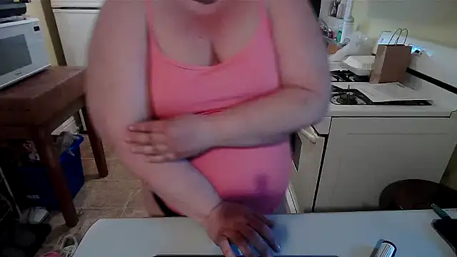 Snapshot of smalltowntrouble chatting on June 3, 2026, 12:33 am smalltowntrouble online show from June 3, 2026, 12:33 am