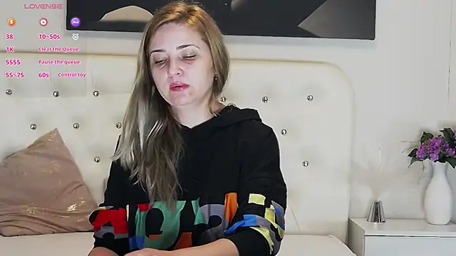 MellanieBliss online show from April 3, 2026, 4:19 am