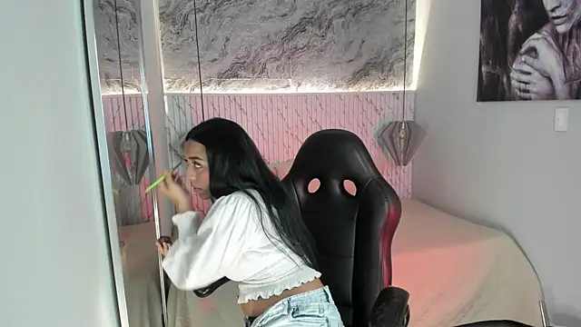 Snapshot of Esmeralda__18 chatting on May 29, 2026, 8:48 pm Esmeralda 18 online show from May 29, 2026, 8:48 pm
