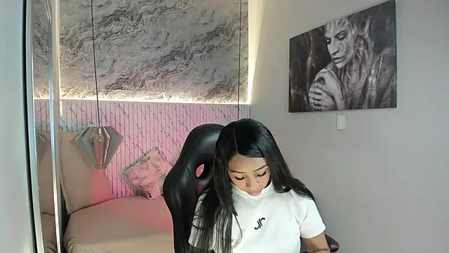 Snapshot of Esmeralda__18 chatting on May 27, 2026, 7:32 pm Esmeralda 18 online show from May 27, 2026, 7:32 pm