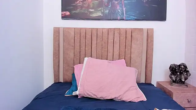 Thalia parkerr  online show from April 2, 2026, 12:01 pm