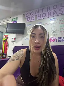 ManuelaVeeleez online show from April 17, 2026, 5:43 am