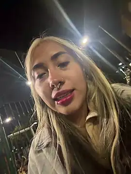 ManuelaVeeleez online show from June 12, 2026, 1:58 am
