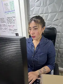 Snapshot of ManuelaVeeleez chatting on April 22, 2026, 1:45 am ManuelaVeeleez online show from April 22, 2026, 1:45 am