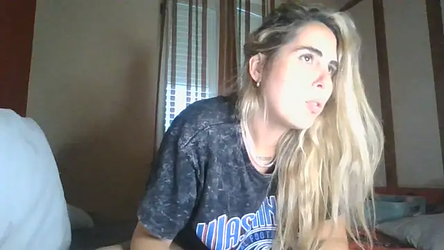 Snapshot of Emilyvuxa chatting on May 9, 2026, 5:38 pm Emilyvuxa online show from May 9, 2026, 5:38 pm