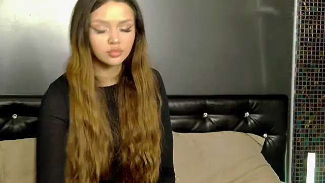 MelanieSutton online show from April 13, 2026, 3:21 am