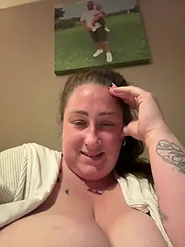 Snapshot of CurvyCatx chatting on May 5, 2026, 8:23 pm CurvyCatx online show from May 5, 2026, 8:23 pm