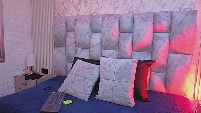 LyraenBlue online show from April 11, 2026, 4:21 pm