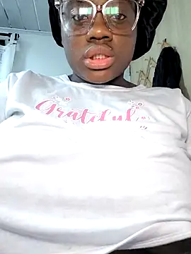 Snapshot of YourLiaa_ chatting on April 26, 2026, 7:05 am YourLiaa online show from April 26, 2026, 7:05 am