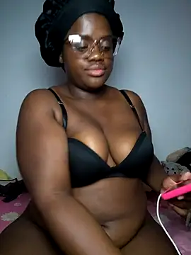 Snapshot of YourLiaa_ chatting on May 8, 2026, 5:00 am YourLiaa online show from May 8, 2026, 5:00 am