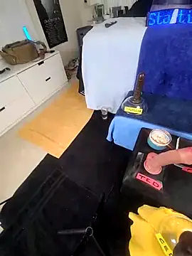 FantasyMan-BiWM online show from April 10, 2026, 1:23 am