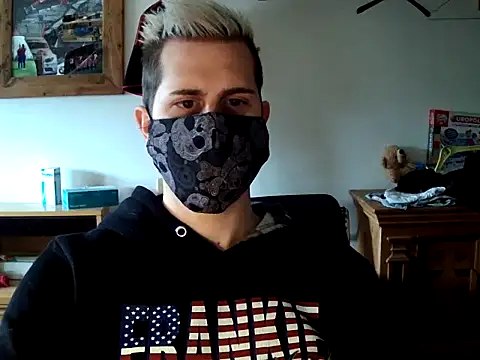 YoUnGbOy2018 online show from March 11, 2026, 11:04 am