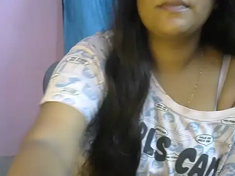 QUEEN-OF-QUEEN online show from July 4, 2026, 7:07 pm