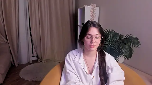 LareeGuzzo online show from April 8, 2026, 1:07 am