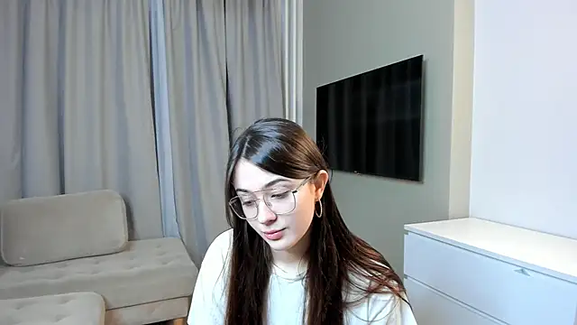 LareeGuzzo online show from April 2, 2026, 7:09 pm