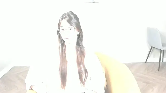 LareeGuzzo online show from April 9, 2026, 7:42 pm