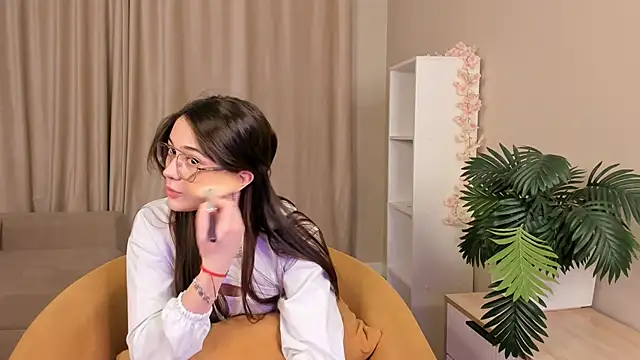 LareeGuzzo online show from March 20, 2026, 6:53 pm