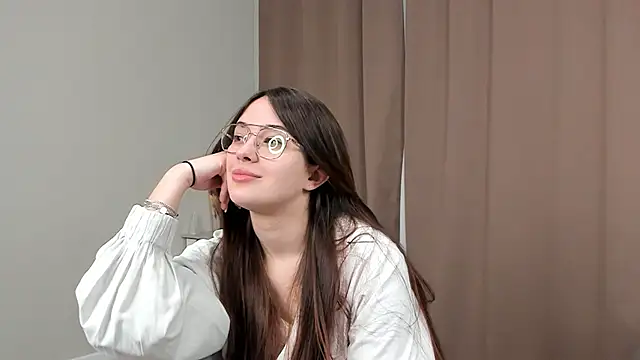 LareeGuzzo online show from April 16, 2026, 7:47 pm