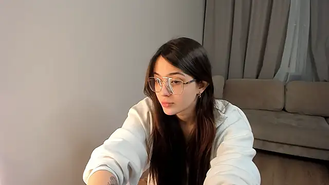 LareeGuzzo online show from March 19, 2026, 6:41 pm