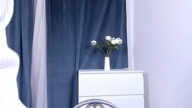 LareeGuzzo online show from March 13, 2026, 6:35 pm