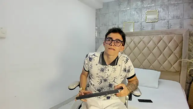 Snapshot of TylerCross_ chatting on March 21, 2026, 8:24 pm TylerCross online show from March 21, 2026, 8:24 pm