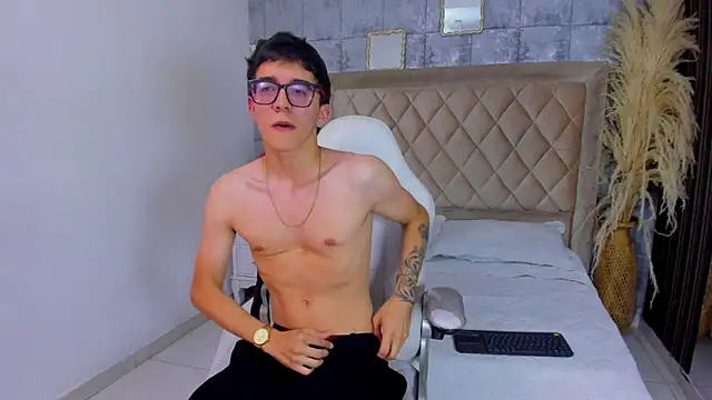 Snapshot of TylerCross_ chatting on April 8, 2026, 8:21 pm TylerCross online show from April 8, 2026, 8:21 pm