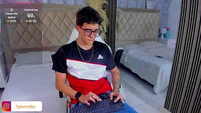 Snapshot of TylerCross_ chatting on April 10, 2026, 8:38 pm TylerCross online show from April 10, 2026, 8:38 pm