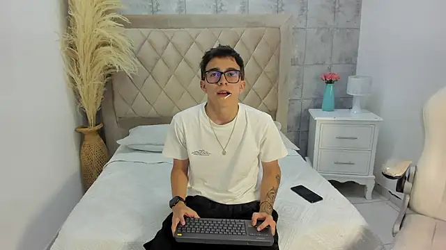 Snapshot of TylerCross_ chatting on March 17, 2026, 8:45 pm TylerCross online show from March 17, 2026, 8:45 pm