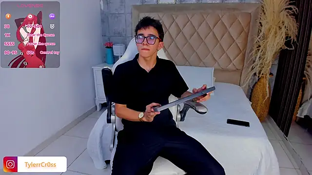 Snapshot of TylerCross_ chatting on April 1, 2026, 8:17 pm TylerCross online show from April 1, 2026, 8:17 pm