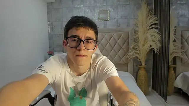 Snapshot of TylerCross_ chatting on March 20, 2026, 8:32 pm TylerCross online show from March 20, 2026, 8:32 pm