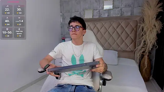 Snapshot of TylerCross_ chatting on April 2, 2026, 8:37 pm TylerCross online show from April 2, 2026, 8:37 pm