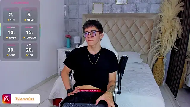 Snapshot of TylerCross_ chatting on April 5, 2026, 8:26 pm TylerCross online show from April 5, 2026, 8:26 pm