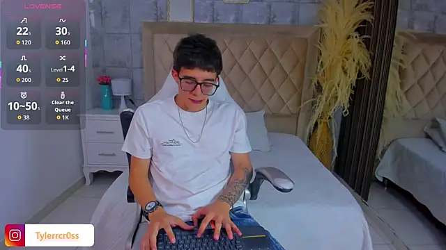 Snapshot of TylerCross_ chatting on April 4, 2026, 8:48 pm TylerCross online show from April 4, 2026, 8:48 pm