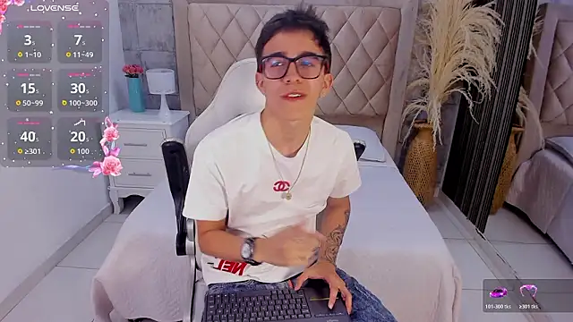 Snapshot of TylerCross_ chatting on March 24, 2026, 9:48 pm TylerCross online show from March 24, 2026, 9:48 pm