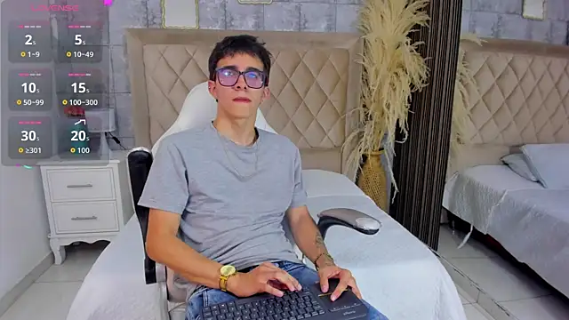 Snapshot of TylerCross_ chatting on April 3, 2026, 8:37 pm TylerCross online show from April 3, 2026, 8:37 pm