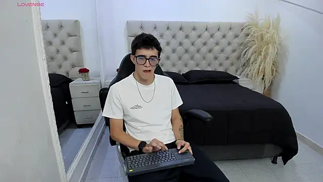 Snapshot of TylerCross_ chatting on March 29, 2026, 5:25 pm TylerCross online show from March 29, 2026, 5:25 pm