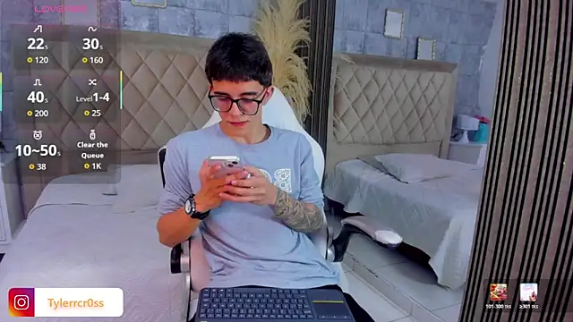 Snapshot of TylerCross_ chatting on April 9, 2026, 8:26 pm TylerCross online show from April 9, 2026, 8:26 pm